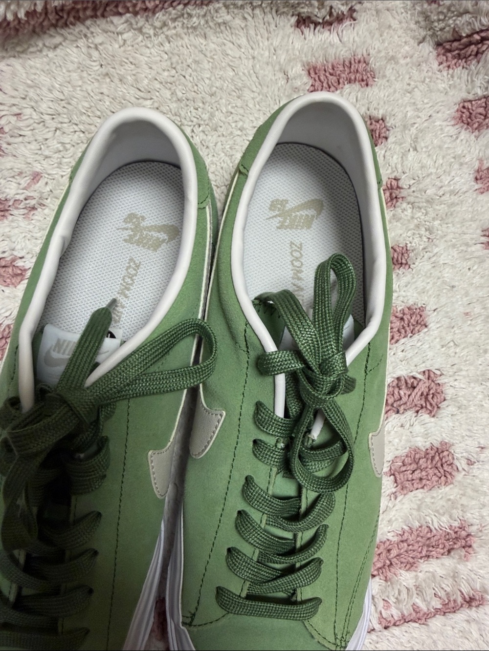 Nike Green Low-Top Sneakers with White Accents - Picture 4 of 4